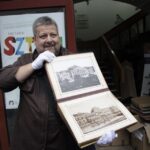 Akcja pod hasłem "Przeprowadzamy BWA". Wolontariusze przekazywali sobie książki z ręki do ręki na trasie ze starej do nowej siedziby instytucji / Kamil Król / Radio Kielce