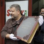 Akcja pod hasłem "Przeprowadzamy BWA". Wolontariusze przekazywali sobie książki z ręki do ręki na trasie ze starej do nowej siedziby instytucji / Kamil Król / Radio Kielce