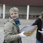 Akcja pod hasłem "Przeprowadzamy BWA". Wolontariusze przekazywali sobie książki z ręki do ręki na trasie ze starej do nowej siedziby instytucji / Kamil Król / Radio Kielce