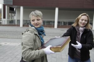 Akcja pod hasłem "Przeprowadzamy BWA". Wolontariusze przekazywali sobie książki z ręki do ręki na trasie ze starej do nowej siedziby instytucji / Kamil Król / Radio Kielce