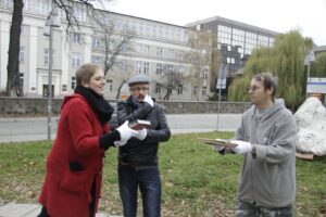 Akcja pod hasłem "Przeprowadzamy BWA". Wolontariusze przekazywali sobie książki z ręki do ręki na trasie ze starej do nowej siedziby instytucji / Kamil Król / Radio Kielce