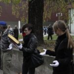 Akcja pod hasłem "Przeprowadzamy BWA". Wolontariusze przekazywali sobie książki z ręki do ręki na trasie ze starej do nowej siedziby instytucji / Kamil Król / Radio Kielce