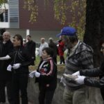 Akcja pod hasłem "Przeprowadzamy BWA". Wolontariusze przekazywali sobie książki z ręki do ręki na trasie ze starej do nowej siedziby instytucji / Kamil Król / Radio Kielce