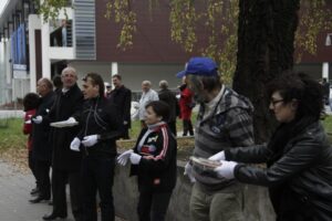 Akcja pod hasłem "Przeprowadzamy BWA". Wolontariusze przekazywali sobie książki z ręki do ręki na trasie ze starej do nowej siedziby instytucji / Kamil Król / Radio Kielce