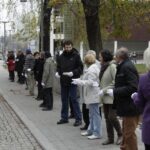 Akcja pod hasłem "Przeprowadzamy BWA". Wolontariusze przekazywali sobie książki z ręki do ręki na trasie ze starej do nowej siedziby instytucji / Kamil Król / Radio Kielce