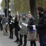 Akcja pod hasłem "Przeprowadzamy BWA". Wolontariusze przekazywali sobie książki z ręki do ręki na trasie ze starej do nowej siedziby instytucji / Kamil Król / Radio Kielce