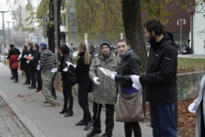 Akcja pod hasłem "Przeprowadzamy BWA". Wolontariusze przekazywali sobie książki z ręki do ręki na trasie ze starej do nowej siedziby instytucji / Kamil Król / Radio Kielce