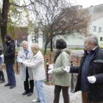 Akcja pod hasłem "Przeprowadzamy BWA". Wolontariusze przekazywali sobie książki z ręki do ręki na trasie ze starej do nowej siedziby instytucji / Kamil Król / Radio Kielce