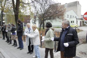 Akcja pod hasłem "Przeprowadzamy BWA". Wolontariusze przekazywali sobie książki z ręki do ręki na trasie ze starej do nowej siedziby instytucji / Kamil Król / Radio Kielce