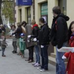 Akcja pod hasłem "Przeprowadzamy BWA". Wolontariusze przekazywali sobie książki z ręki do ręki na trasie ze starej do nowej siedziby instytucji / Kamil Król / Radio Kielce