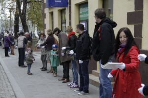 Akcja pod hasłem "Przeprowadzamy BWA". Wolontariusze przekazywali sobie książki z ręki do ręki na trasie ze starej do nowej siedziby instytucji / Kamil Król / Radio Kielce