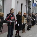 Akcja pod hasłem "Przeprowadzamy BWA". Wolontariusze przekazywali sobie książki z ręki do ręki na trasie ze starej do nowej siedziby instytucji / Kamil Król / Radio Kielce