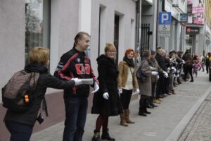 Akcja pod hasłem "Przeprowadzamy BWA". Wolontariusze przekazywali sobie książki z ręki do ręki na trasie ze starej do nowej siedziby instytucji / Kamil Król / Radio Kielce