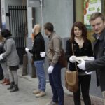 Akcja pod hasłem "Przeprowadzamy BWA". Wolontariusze przekazywali sobie książki z ręki do ręki na trasie ze starej do nowej siedziby instytucji / Kamil Król / Radio Kielce