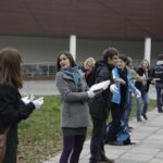 Akcja pod hasłem "Przeprowadzamy BWA". Wolontariusze przekazywali sobie książki z ręki do ręki na trasie ze starej do nowej siedziby instytucji / Kamil Król / Radio Kielce