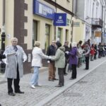 Akcja pod hasłem "Przeprowadzamy BWA". Wolontariusze przekazywali sobie książki z ręki do ręki na trasie ze starej do nowej siedziby instytucji / Kamil Król / Radio Kielce