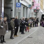 Akcja pod hasłem "Przeprowadzamy BWA". Wolontariusze przekazywali sobie książki z ręki do ręki na trasie ze starej do nowej siedziby instytucji / Kamil Król / Radio Kielce