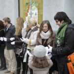 Akcja pod hasłem "Przeprowadzamy BWA". Wolontariusze przekazywali sobie książki z ręki do ręki na trasie ze starej do nowej siedziby instytucji / Kamil Król / Radio Kielce