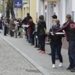 Akcja pod hasłem "Przeprowadzamy BWA". Wolontariusze przekazywali sobie książki z ręki do ręki na trasie ze starej do nowej siedziby instytucji / Kamil Król / Radio Kielce