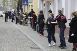 Akcja pod hasłem "Przeprowadzamy BWA". Wolontariusze przekazywali sobie książki z ręki do ręki na trasie ze starej do nowej siedziby instytucji / Kamil Król / Radio Kielce