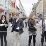 Akcja pod hasłem "Przeprowadzamy BWA". Wolontariusze przekazywali sobie książki z ręki do ręki na trasie ze starej do nowej siedziby instytucji / Kamil Król / Radio Kielce