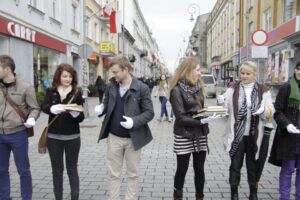 Akcja pod hasłem "Przeprowadzamy BWA". Wolontariusze przekazywali sobie książki z ręki do ręki na trasie ze starej do nowej siedziby instytucji / Kamil Król / Radio Kielce