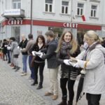 Akcja pod hasłem "Przeprowadzamy BWA". Wolontariusze przekazywali sobie książki z ręki do ręki na trasie ze starej do nowej siedziby instytucji / Kamil Król / Radio Kielce