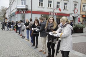 Akcja pod hasłem "Przeprowadzamy BWA". Wolontariusze przekazywali sobie książki z ręki do ręki na trasie ze starej do nowej siedziby instytucji / Kamil Król / Radio Kielce