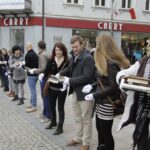 Akcja pod hasłem "Przeprowadzamy BWA". Wolontariusze przekazywali sobie książki z ręki do ręki na trasie ze starej do nowej siedziby instytucji / Kamil Król / Radio Kielce