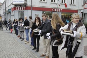 Akcja pod hasłem "Przeprowadzamy BWA". Wolontariusze przekazywali sobie książki z ręki do ręki na trasie ze starej do nowej siedziby instytucji / Kamil Król / Radio Kielce