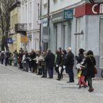 Akcja pod hasłem "Przeprowadzamy BWA". Wolontariusze przekazywali sobie książki z ręki do ręki na trasie ze starej do nowej siedziby instytucji / Kamil Król / Radio Kielce