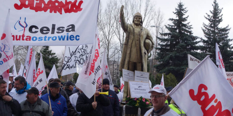 Manifestacja związkowców z NSZZ "Solidarność", OPZZ i Forum Związków Zawodowych / Stanisław Blinstrub / Radio Kielce