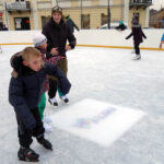 Otwarcie sztucznego lodowiska na kieleckim Rynku. / Stanisław Blinstrub / Radio Kielce