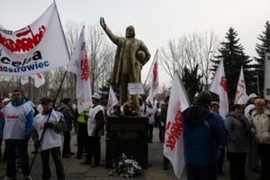 Związkowcy protestowali przed Urzędem Wojewódzkim - Kielce odwiedził pomnik Donalda Tuska / Stanisław Blinstrub / Radio Kielce