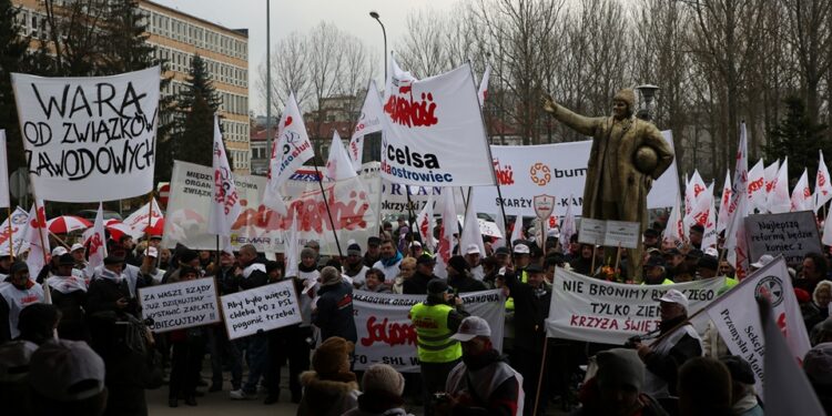 Związkowcy protestowali przed Urzędem Wojewódzkim / Stanisław Blinstrub / Radio Kielce