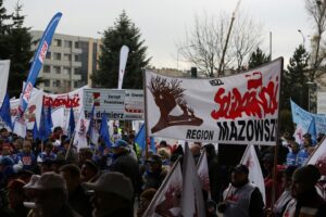 Związkowcy protestowali przed Urzędem Wojewódzkim / Stanisław Blinstrub / Radio Kielce