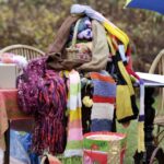 Mieszkańcy ul. św. Stanisława Kostki ubrali drzewa w szaliki. / Stanisław Blinstrub / Radio Kielce