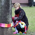 Mieszkańcy ul. św. Stanisława Kostki ubrali drzewa w szaliki. / Stanisław Blinstrub / Radio Kielce