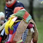 Mieszkańcy ul. św. Stanisława Kostki ubrali drzewa w szaliki. / Stanisław Blinstrub / Radio Kielce