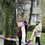 Mieszkańcy ul. św. Stanisława Kostki ubrali drzewa w szaliki. / Stanisław Blinstrub / Radio Kielce