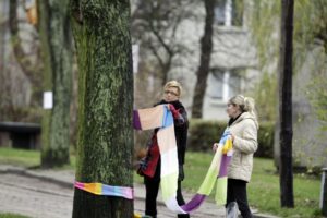 Mieszkańcy ul. św. Stanisława Kostki ubrali drzewa w szaliki. / Stanisław Blinstrub / Radio Kielce