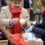 Mieszkańcy ul. św. Stanisława Kostki ubrali drzewa w szaliki. / Stanisław Blinstrub / Radio Kielce