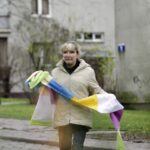 Mieszkańcy ul. św. Stanisława Kostki ubrali drzewa w szaliki. / Stanisław Blinstrub / Radio Kielce