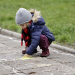 Mieszkańcy ul. św. Stanisława Kostki ubrali drzewa w szaliki. / Stanisław Blinstrub / Radio Kielce