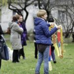 Mieszkańcy ul. św. Stanisława Kostki ubrali drzewa w szaliki. / Stanisław Blinstrub / Radio Kielce