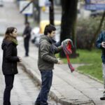 Mieszkańcy ul. św. Stanisława Kostki ubrali drzewa w szaliki. / Stanisław Blinstrub / Radio Kielce