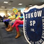 Aspirant sztabowy Tomasz Królak odznaczony Orderem Uśmiechu - dzieci ze szkoły w Sukowie / Stanisław Blinstrub / Radio Kielce