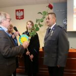 Aspirant sztabowy Tomasz Królak odznaczony Orderem Uśmiechu - pasowanie różą na kawalera orderu / Stanisław Blinstrub / Radio Kielce