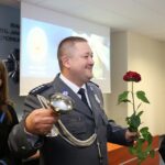 Aspirant sztabowy Tomasz Królak odznaczony Orderem Uśmiechu - sok z cytryny wpity z uśmiechem. / Stanisław Blinstrub / Radio Kielce