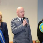 Aspirant sztabowy Tomasz Królak odznaczony Orderem Uśmiechu - gratulacje od  insp. Jarosława Szymczyka / Stanisław Blinstrub / Radio Kielce